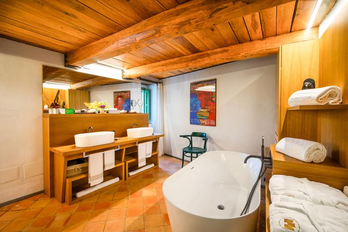 Deluxe Suite - Gallery - 1